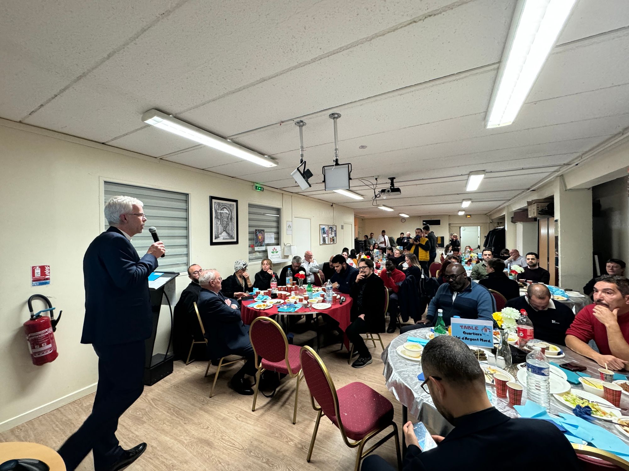 🗣️ #CohesionSociale | Soirée d’échanges entre les jeunes de l’association Jeunactio et la police nationale d’Argenteuil !