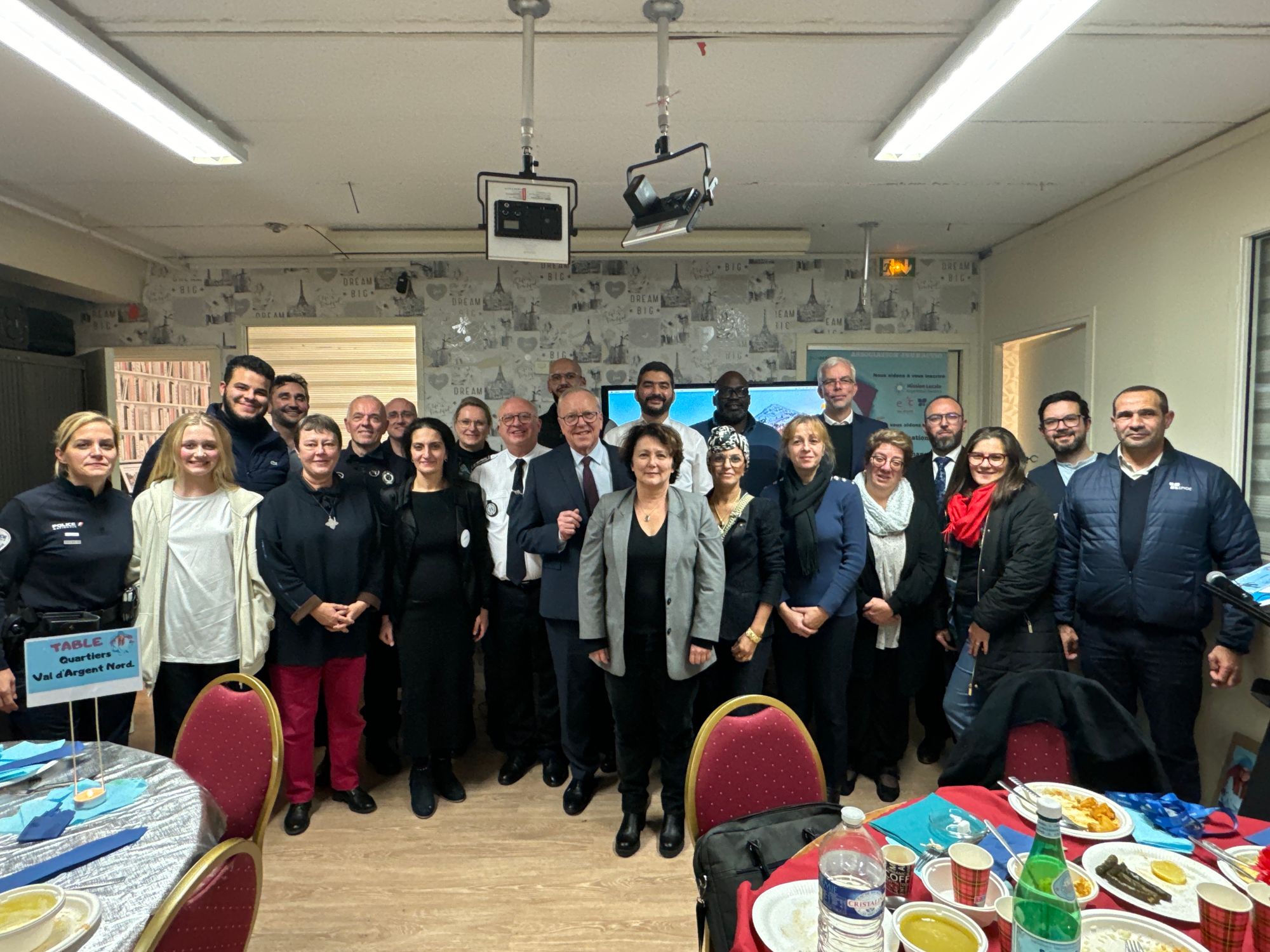 🗣️ #CohesionSociale | Soirée d’échanges entre les jeunes de l’association Jeunactio et la police nationale d’Argenteuil !