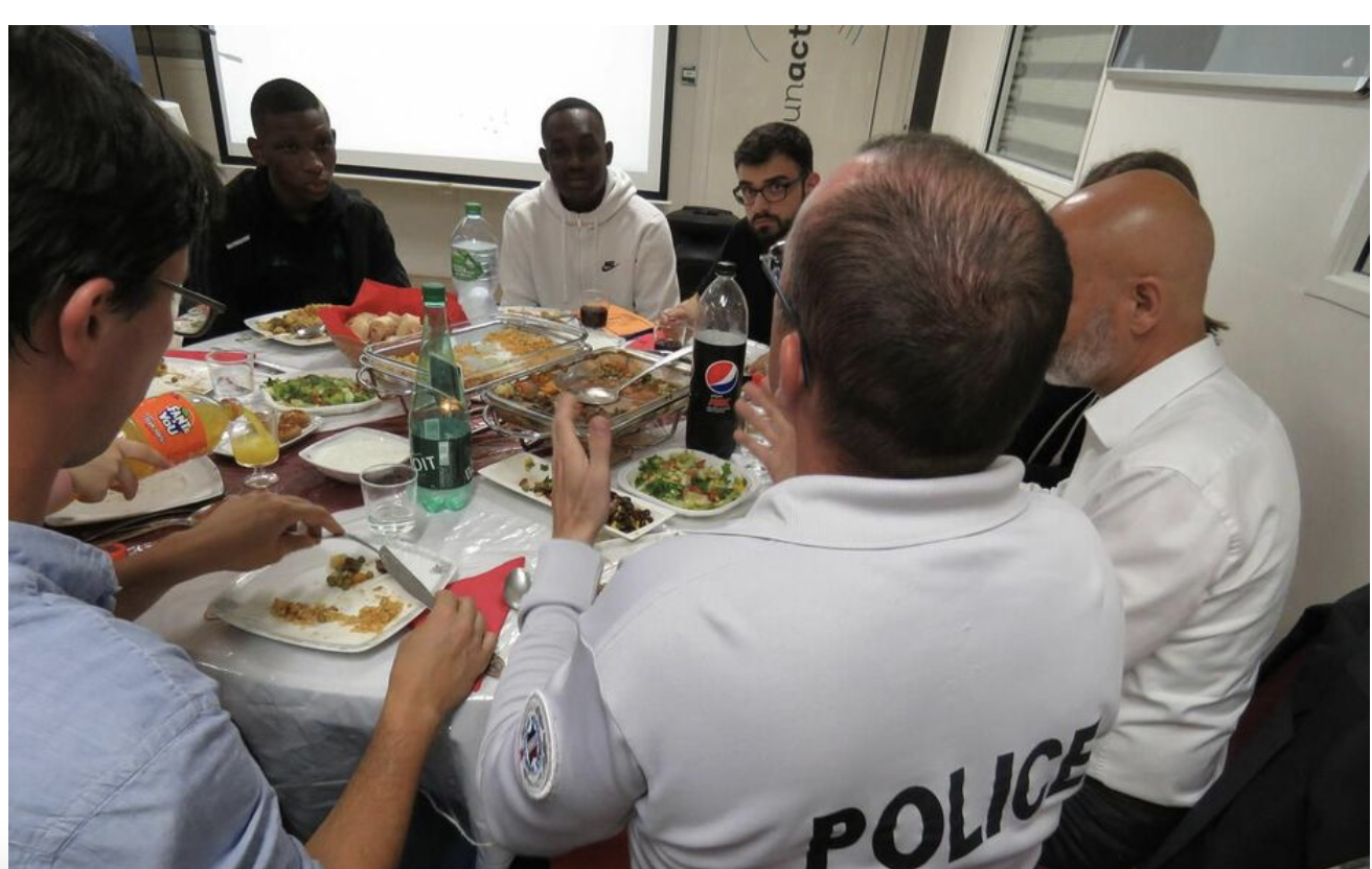 Argenteuil : jeunes et policiers passent à table