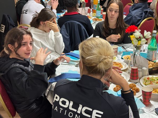 🗣️ #CohesionSociale | Soirée d’échanges entre les jeunes de l’association Jeunactio et la police nationale d’Argenteuil !